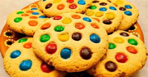 Infografía paso a paso de la elaboración de galletas con confites de chocolate