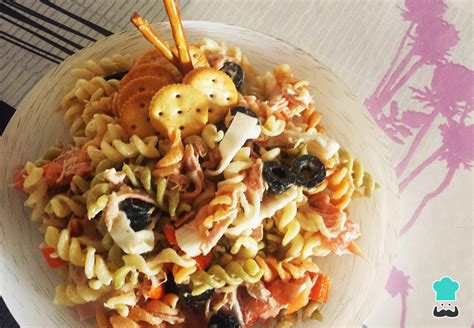 Imágenes de los ingredientes frescos: salmón ahumado, pasta, atún y mayonesa, dispuestos de forma atractiva.