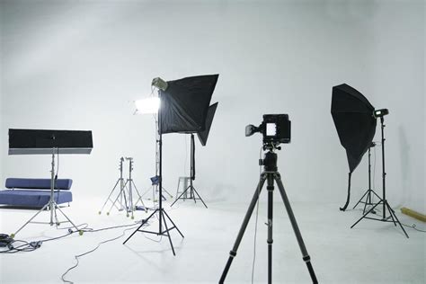 Fotografía de un estudio de piercing profesional con equipo esterilizado