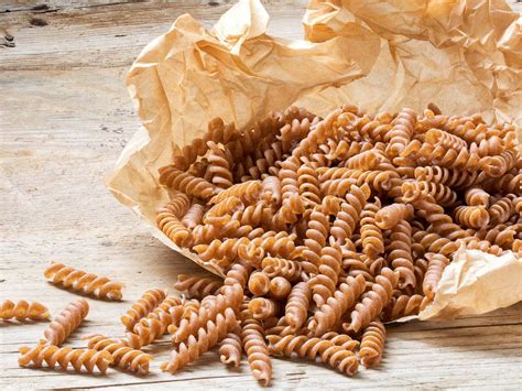 Comparación visual de pasta integral y pasta tradicional (refinada)