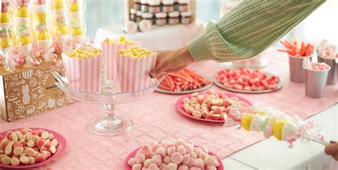 Mesa de dulces con diversos tipos de caramelos pastel