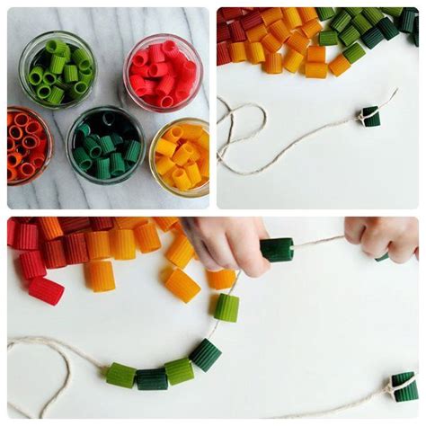 Niños enhebrando fideos de pasta para hacer un collar, con diferentes tipos de pasta y colores