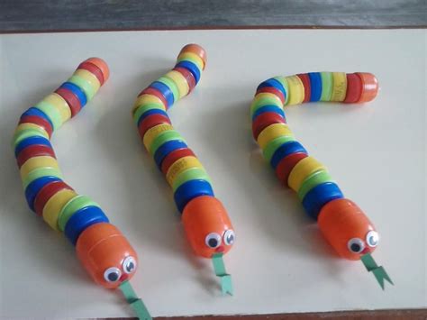 Serpiente articulada hecha con trozos de pasta y una goma elástica