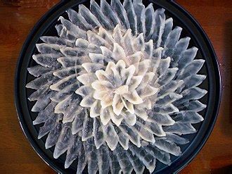 Plato de fugu usuzukuri con forma de flor de crisantemo