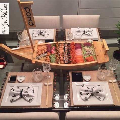 Mesa decorada para Body Sushi con sushi sobre hojas grandes