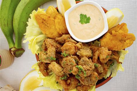 Variedad de salsas y ensaladas frescas como acompañamiento de camarones apanados