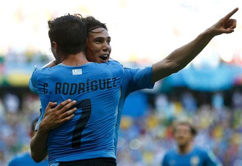 El Cebolla Rodríguez celebrando un gol con la camiseta de la Selección Uruguaya