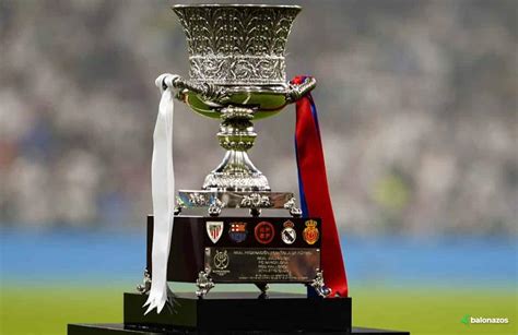 Cristian Rodríguez levantando la Supercopa de España con el Atlético de Madrid