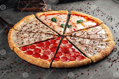 Ilustración de una pizza variada con ingredientes frescos y coloridos.