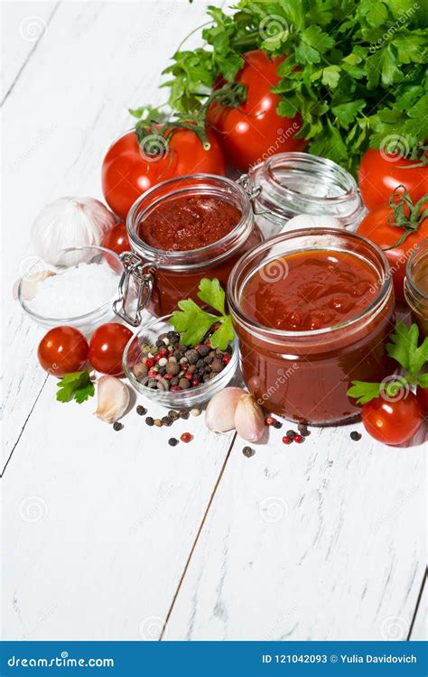 Foto temática: surtido de salsas de tomate y albahaca en un supermercado