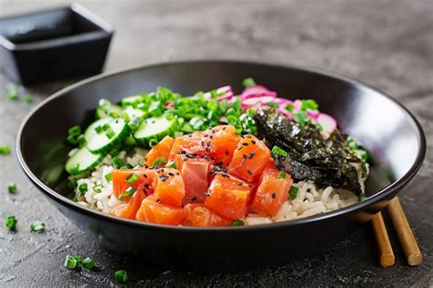 fotografía de un bowl de poke hawaiano con pescado fresco, aguacate y algas