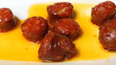Plato de chorizo frito con guarnición, gastronomía española