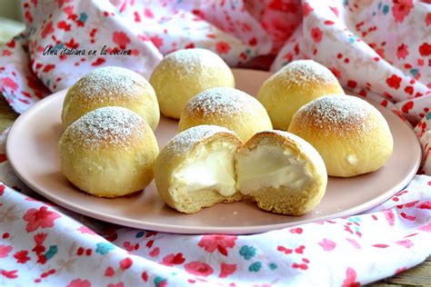 Imagen de bollitos dorados y esponjosos rellenos de crema de vainilla