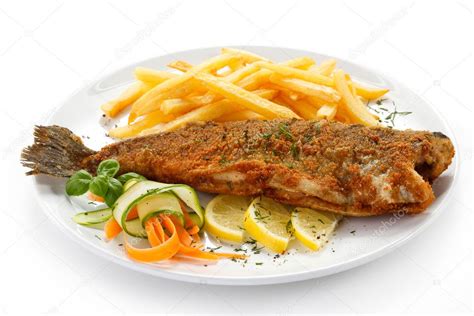 Fotografía de un plato de pescado frito servido con ensalada a la chilena y papas fritas.