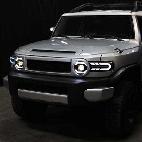 Toyota FJ Cruiser con luces LED DENALI instaladas en la parrilla y el techo