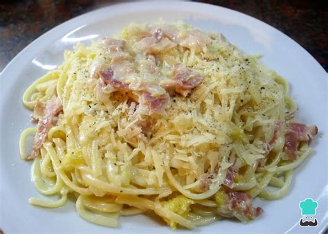 Plato de espaguetis a la carbonara recién preparados