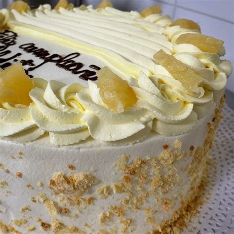Torta de piña decorada con hojuelas de coco