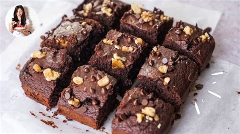 Tazón de masa de brownie saludable con chispas de chocolate y nueces