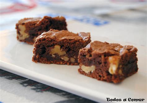 Brownie recién horneado con nueces en un molde cuadrado