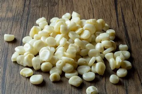 Fotografía de primer plano de choclo fresco desgranado junto a ingredientes coloridos para ensalada gourmet.
