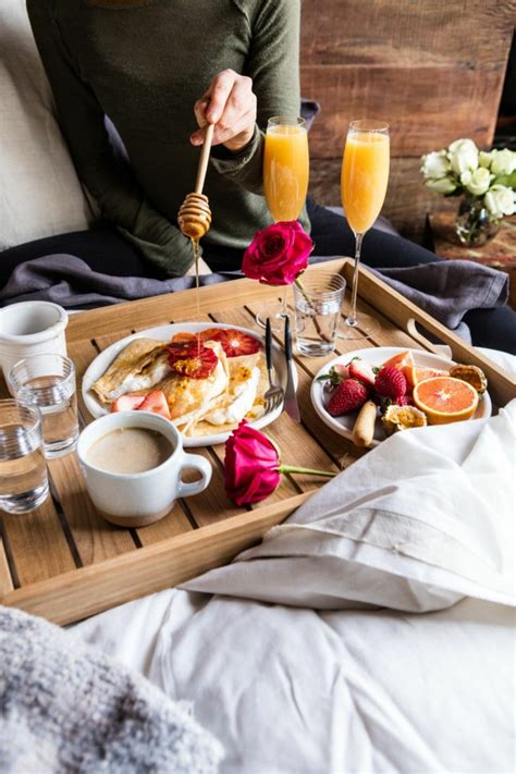 pareja compartiendo un desayuno romántico en la cama