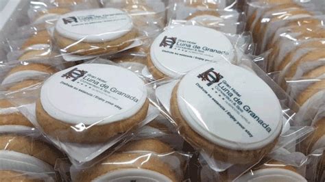 Ejemplo visual de etiquetas personalizadas atadas a galletas decoradas para bautizo con motivos infantiles.