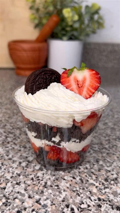 Vasitos individuales de postre de Oreo con capas y fresas