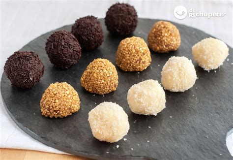 Variedad de trufas de chocolate con diferentes coberturas en un plato