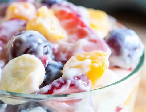 Macedonia de frutas frescas con yogur en un bol de cristal