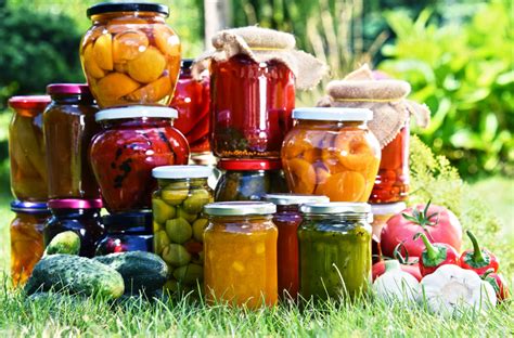 Diversos tipos de recipientes para Rumtopf: tarros de cristal, jarras de cerámica con motivos frutales.