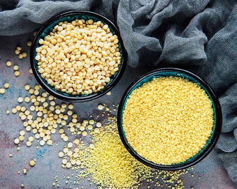 Comparativa visual de la textura de la sémola (izquierda) y la semolina (derecha), mostrando la diferencia en el tamaño del grano.