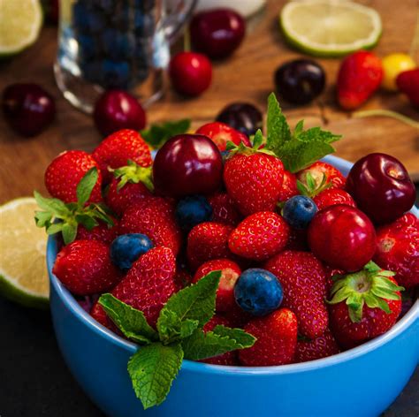 frutos rojos frescos variados en un bol