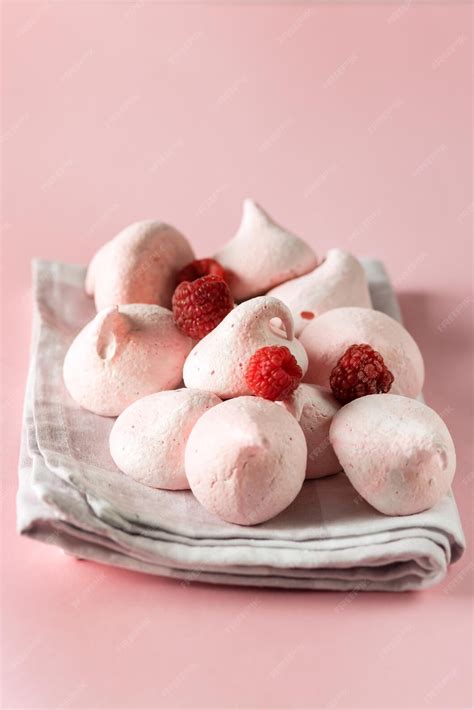 merengues caseros de frambuesa decorados