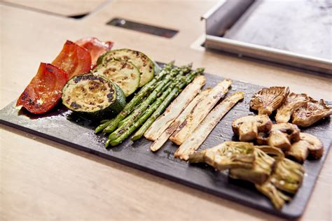 Primer plano de verduras variadas a la plancha con marcas de parrilla