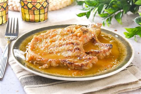 Plato tradicional de chuletas de cerdo venezolanas con salsa