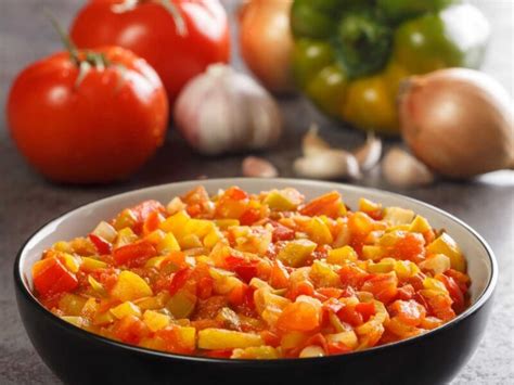 Cazuela con sofrito de verduras y cabezas de langostinos