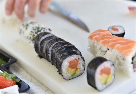 Arroz de sushi reposando bajo un paño húmedo