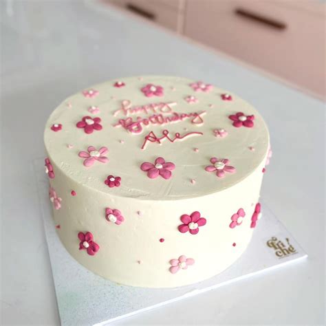 Diseño de pastel de cumpleaños infantil inspirado en Pikachu con elementos decorativos coloridos