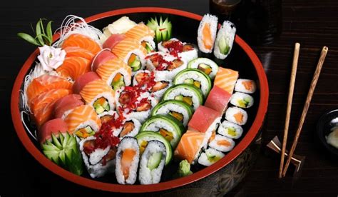 Fotografía profesional de una selección variada de sushi, incluyendo rolls, nigiris y sashimi con una presentación elegante.
