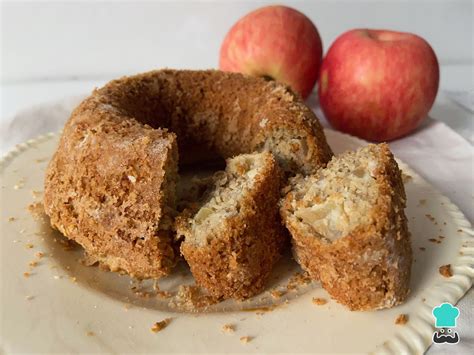 Fotografía profesional de un budín de manzana vegano servido en una bandeja, mostrando la textura esponjosa y los trozos de manzana en la superficie.