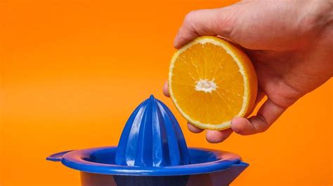 Infografía que muestra los pasos de: exprimir naranja, mezclar con miel y mostaza, y agitar en un tarro hermético