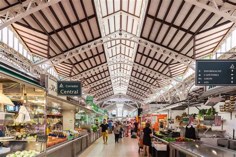 Fotografía del interior del Mercado Municipal de Santiago con puestos de comida
