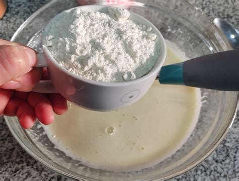 Proceso de mezcla de ingredientes para queque de yogurt y limón