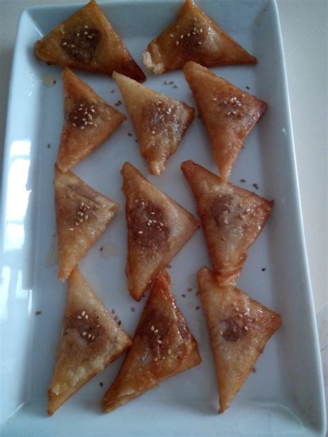 Triángulos dulces árabes con almendra y sésamo