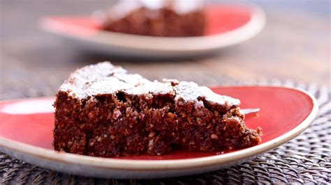 Tarta Caprese terminada, decorada con azúcar glas.