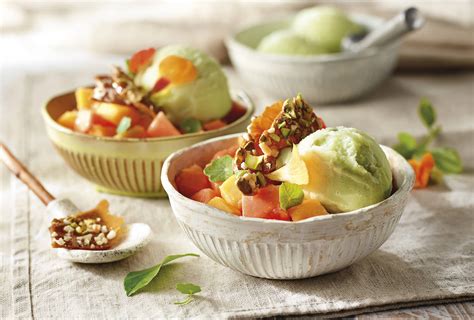 Composición de varios postres saludables y coloridos.