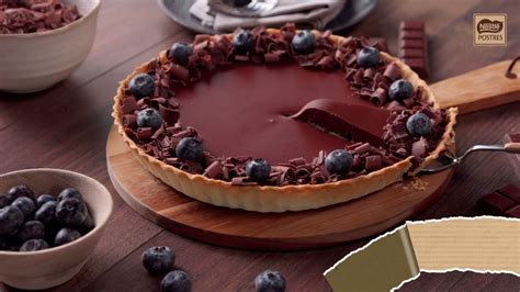 Tarta de chocolate con masa quebrada decorada