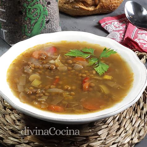 Collage de imágenes mostrando diversas preparaciones con lentejas: sopa, paté, ensalada y empanadas.