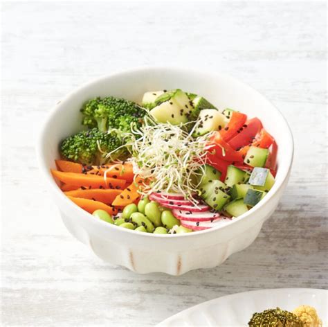 Plato de curry vegetal servido en un bowl con decoraciones de maní y especias