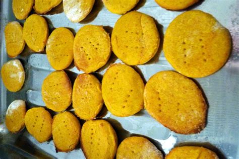 Sopaipillas saludables recién horneadas sobre una superficie de madera